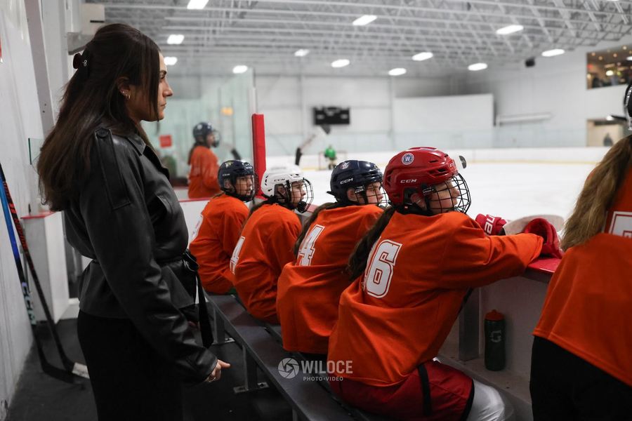 Une entraîneuse derrière le banc au Showcase Féminin