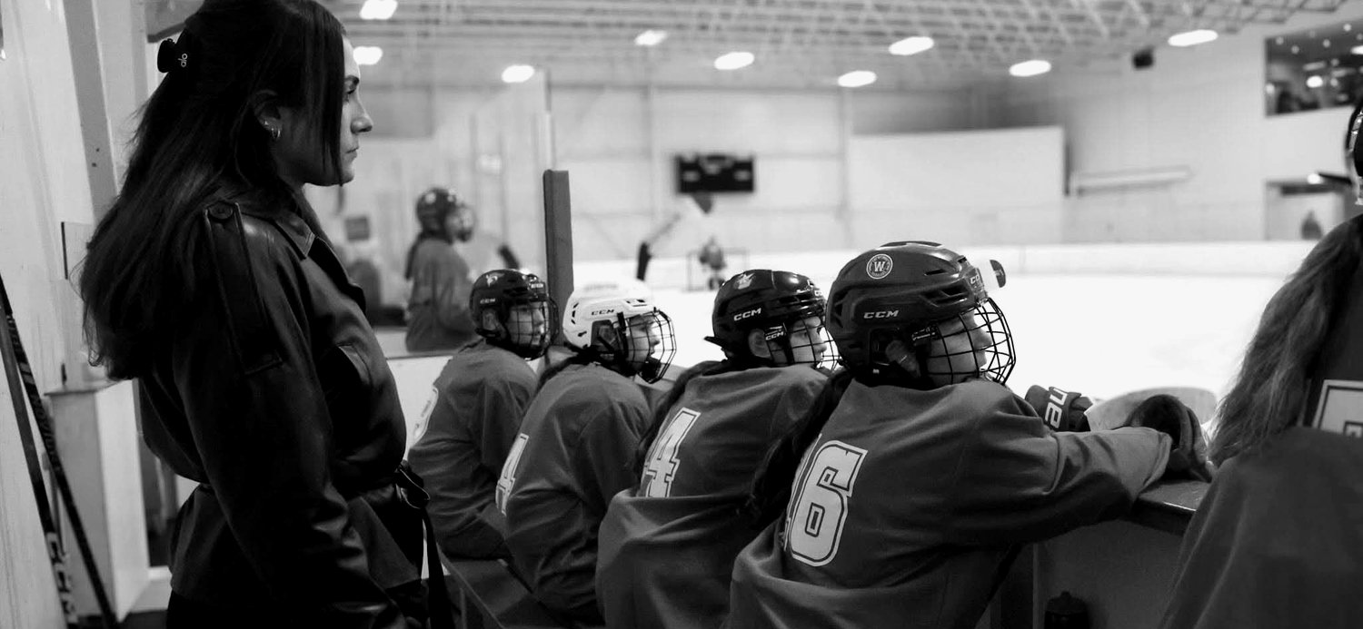 Des joueuses au banc pendant le Showcase Féminin, avec leur entraîneuse